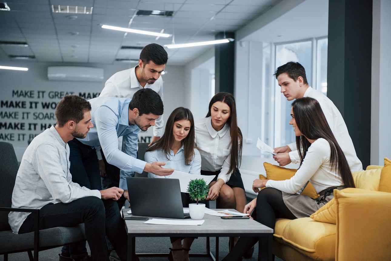 Employees in a Turkish office discussing annual leave Turkey rights and vacation planning.
