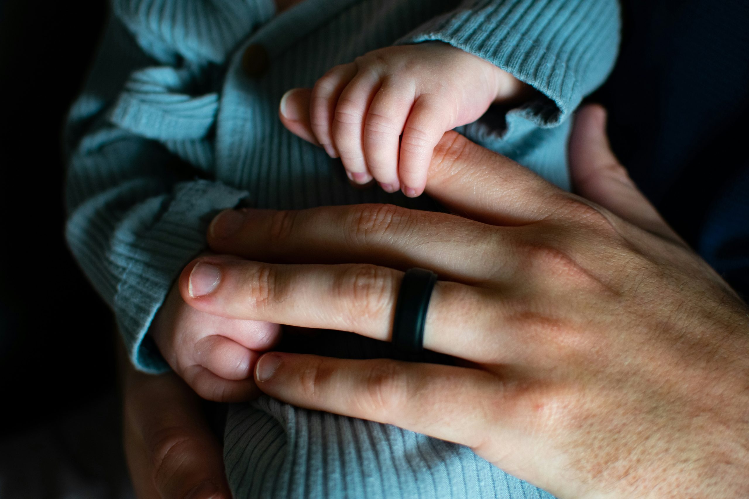 Excuse leave in Turkey – father holding newborn baby