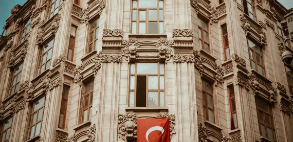 Non-resident bank account Turkey – symbolic image of a historic building in Istanbul